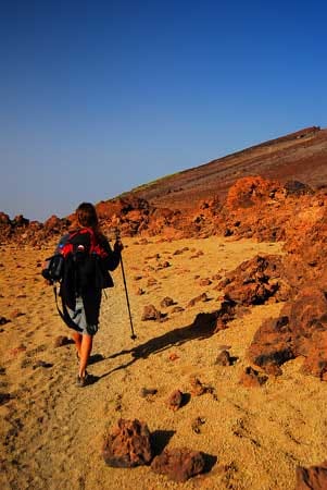 Wandern durch die Vulkanlandschaft des Nationalparks Teneriffas.