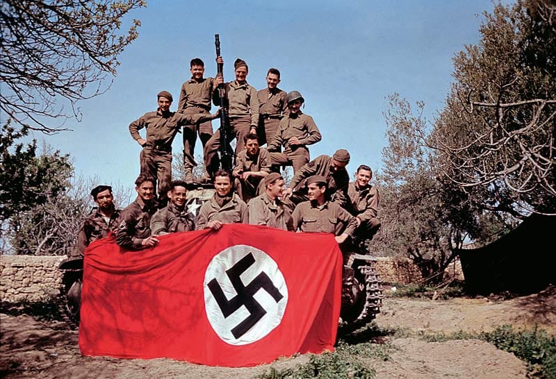 Amerikanische Soldaten posieren nach einer siegreichen Schlacht 1943 in Tunesien.