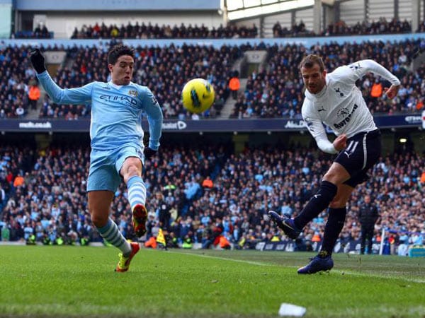 Sami Nasri (li.) von Manchester City versucht, den Flanken-Ball von Tottenham Hotspurs Rafael van der Vaart im englischen Topspiel am 22. Spieltag zu blocken.