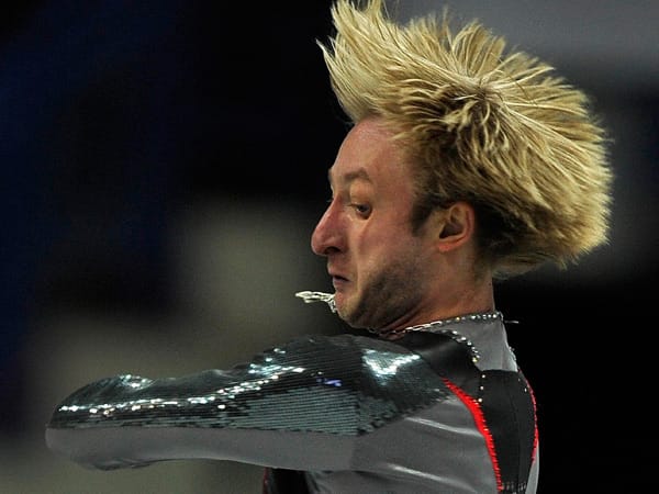 Bei den Europäischen Eiskunstlauf-Meisterschaften im englischen Sheffield legt sich Evgeni Plushenko aus Russland bei seiner Kür mächtig ins Zeug.