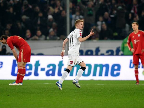 Gladbach-Profi Marco Reus (MItte) freut sich diebisch über seinen Treffer beim 3:1 am 18. Spieltag der Bundesliga gegen den FC Bayern.