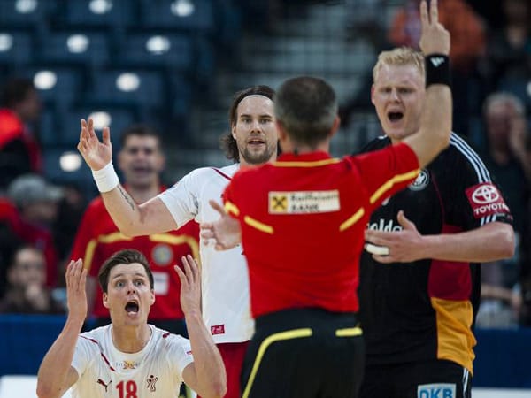 Die Dänen wollen eine Entscheidung des Schiedsrichters beim Handball-EM-Gruppenspiel gegen Deutschland nicht wahr haben.