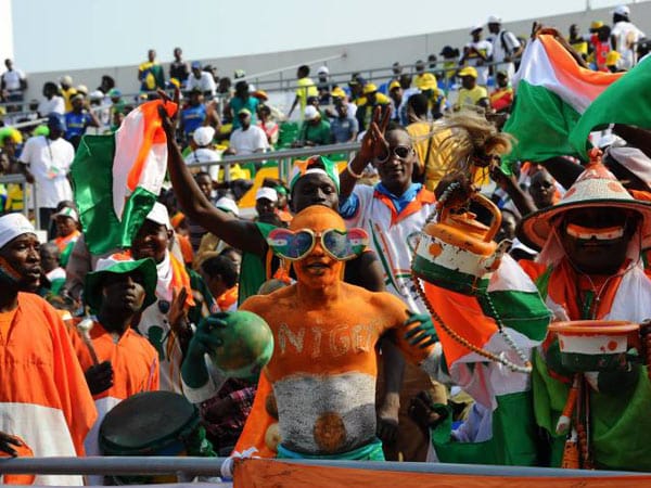 Fans des Niger feuern ihr Team im Spiel gegen Gabun beim Africa Cup an.