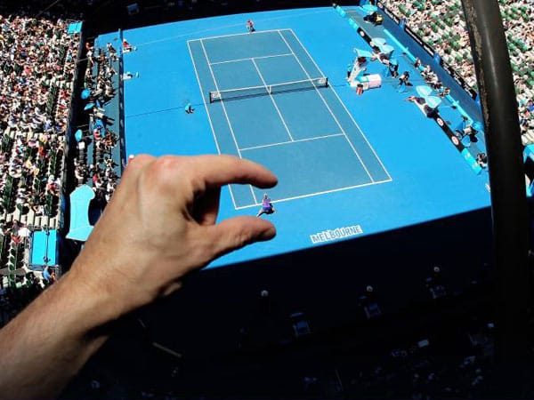 Beim Grand Slam in Melbourne scheinen Ana Ivanovic und ihre Gegnerin Petra Kvitova von der weit oben ansässigen Regie so klein wie Lego-Figuren zu sein.