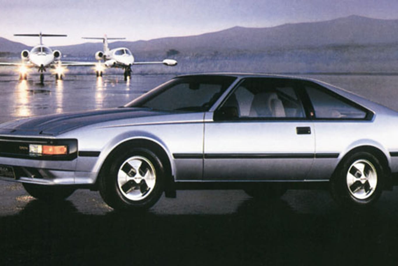 1982 präsentierte Toyota den Celica-Supra. Das reichhaltig ausgestattete Coupé bot eine klare Linie und einen 170 PS starken Reihensechszylinder-Motor.