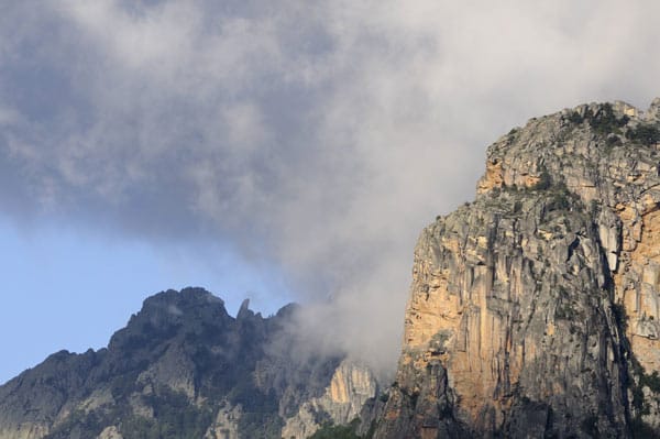 Korsikas Dolomiten bewandern: Zacken des Bavella-Massivs.