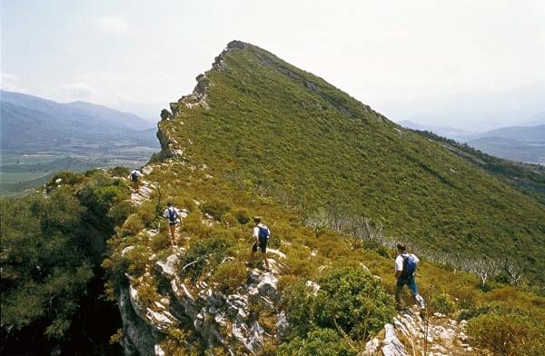 Die Berghänge hinauf wandern zu schönsten Aussichten über Korsika.