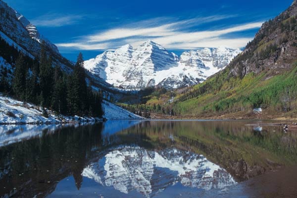 Rocky Mountains mit schneebedeckten Wipfeln und blaugrünschimmernden Seen.