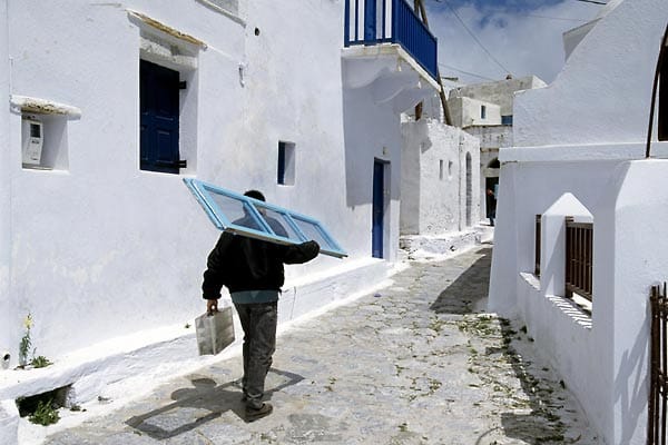 Die blau-weißen Farben Griechenlands auf einer Wanderung durch Chora.