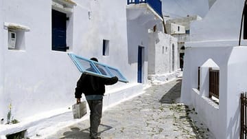 Die blau-weißen Farben Griechenlands auf einer Wanderung durch Chora.