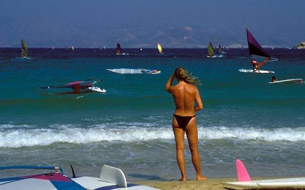 Erholung, Baden und Wassersport am Strand von Paros.
