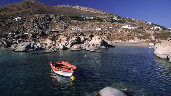 Paros glänzt mit Bergen und Stränden.