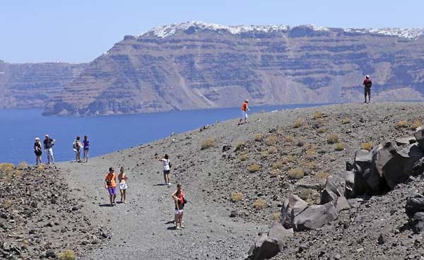 Wanderung zum Krater der Vulkaninsel Nea Kameni.