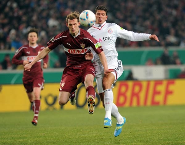 Luftsprung: Georg Niedermeier (li.) und der Münchner Mario Gomez kämpfen um den Ball.
