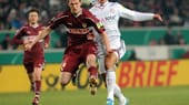 Luftsprung: Georg Niedermeier (li.) und der Münchner Mario Gomez kämpfen um den Ball.