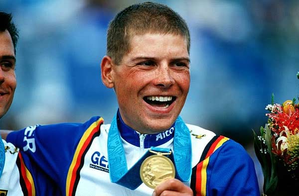 Beim olympischen Straßenrennen 2000 in Sydney trumpft Ullrich groß auf und holt sich die Goldmedaille. Im Zeitfahren gewinnt er zudem noch Silber.