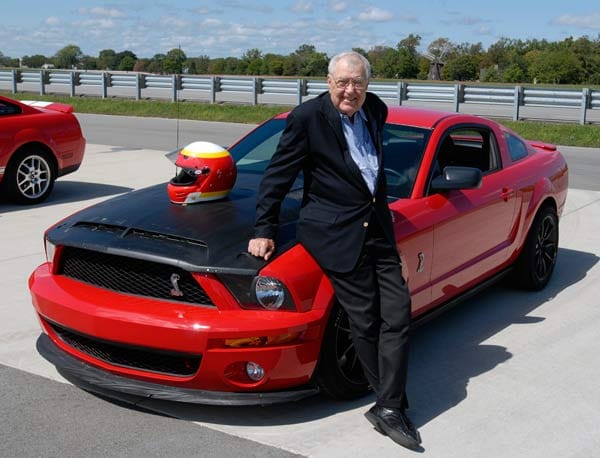 Der Texaner Caroll Shelby (1923 - 2012). 1952 begann er seine Rennkarriere mit einem geliehenen Auto. Seine größten Rennerfolge feierte Shelby Ende der Fünfziger. 1958 und 1959 trat er in der Formel 1 an und gewann 1959 auf einem Aston Martin bei den 24 Stunden von Le Mans. Der Texaner Caroll Shelby (1923 - 2012). 1952 begann er seine Rennkarriere mit einem geliehenen Auto. Seine größten Rennerfolge feierte Shelby Ende der Fünfziger. 1958 und 1959 trat er in der Formel 1 an und gewann 1959 auf einem Aston Martin bei den 24 Stunden von Le Mans.