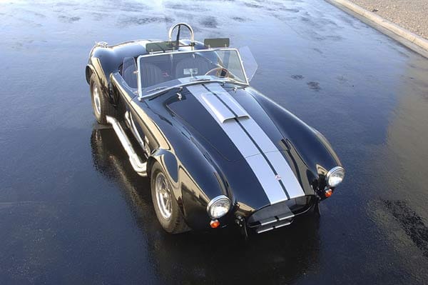 Antwort auf Ferrari: Die Kombination aus einem kleinen, leichten Auto und einem dicken amerikanischen V8 sollte die Italiener das Fürchten lehren. Antwort auf Ferrari: Die Kombination aus einem kleinen, leichten Auto und einem dicken amerikanischen V8 sollte die Italiener das Fürchten lehren.