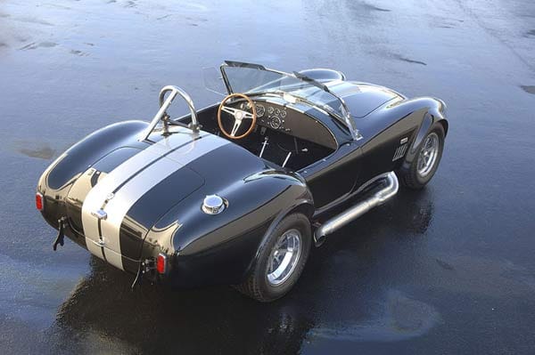 Shelby implantierte V8-Motoren von Ford mit 4,7 Liter Hubraum in die britischen Roadster des Kleinserienherstellers AC und brachte das Ergebnis als "Shelby Cobra" auf Rennpisten und Straßen. Shelby implantierte V8-Motoren von Ford mit 4,7 Liter Hubraum in die britischen Roadster des Kleinserienherstellers AC und brachte das Ergebnis als "Shelby Cobra" auf Rennpisten und Straßen.