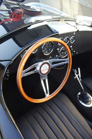 Der spartanische und nur 800 Kilogramm schwere Roadster hat eine starre Hinterachse und Holzlenkrad. Der spartanische und nur 800 Kilogramm schwere Roadster hat eine starre Hinterachse und Holzlenkrad.