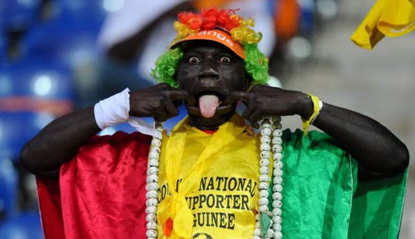 Sind die Zähne erst mal raus, hat die Zunge freies Spiel: Dieser Fan von Äquatorial Guinea feuert sein Team beim Afrika Cup auf seine eigene Art und Weise an.