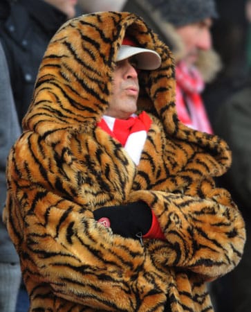 Nicht schön, aber warm: Dieser Fan von Fortuna Düsseldorf hat den Tiger im Schrank.