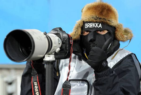 Hat Hannibal einen neuen Job? Dieser Fotograf schützt sich mit allen zur Verfügung stehenden Mitteln gegen die Kälte.