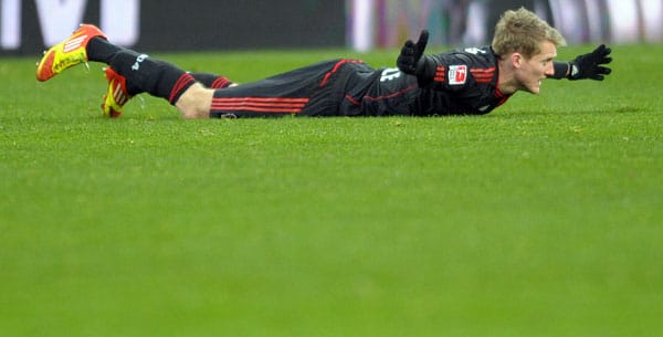 Auch André Schürrle ist dem Trend des "Planking" verfallen. In der Partie gegen den VfB Stuttgart überzeugt er mit sehr guten Haltungsnoten.