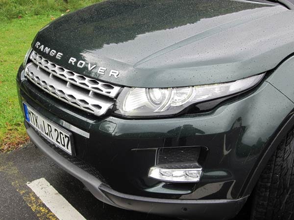 Ausdrucksstark: Die schmalen Adleraugen an der Front des Range Rover Evoque.