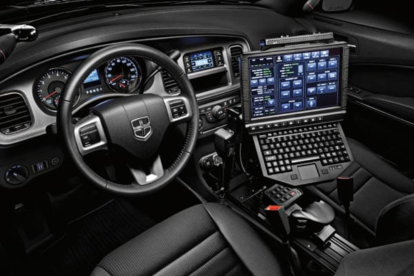 Im Cockpit kann der Fahrer Sonderfunktionen des Autos bedienen und sich bei Verkehrskontrollen das Strafregister jedes Übeltäters auf den Schirm holen. (