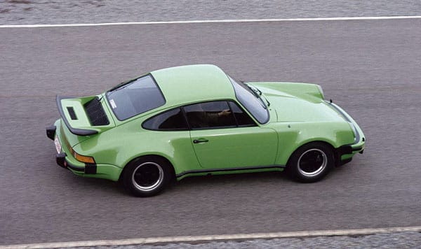 Der erste 911 Turbo brachte es 1974 auf 260 PS, später stieg die Leistung auf 300 PS.