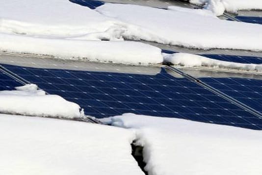 Schnee stört auf der Solaranlage.