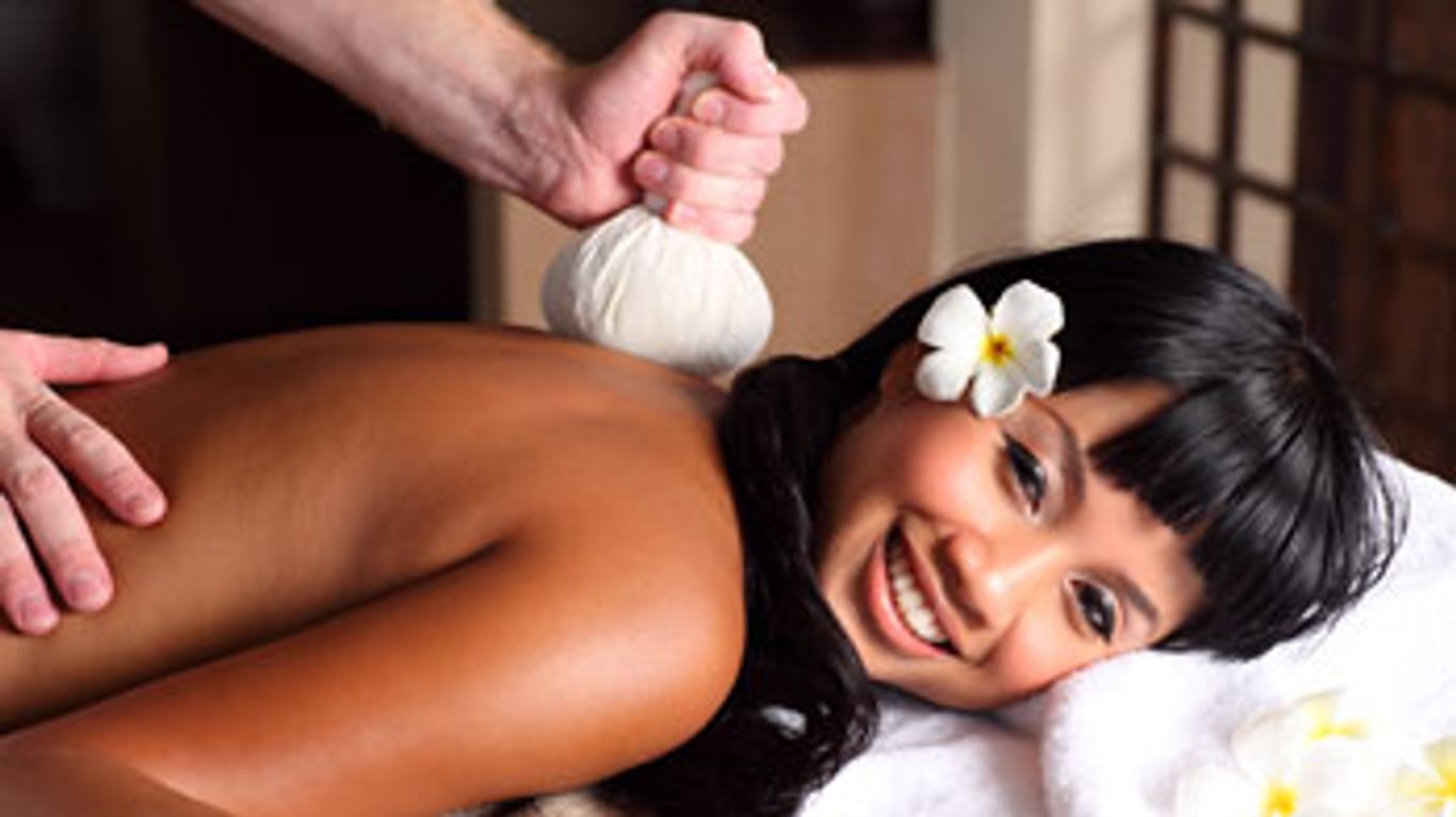 Die Thai-Massage „Nuad Phaen Boran“ bedeutet soviel wie „uralte heilsame Berührung“.