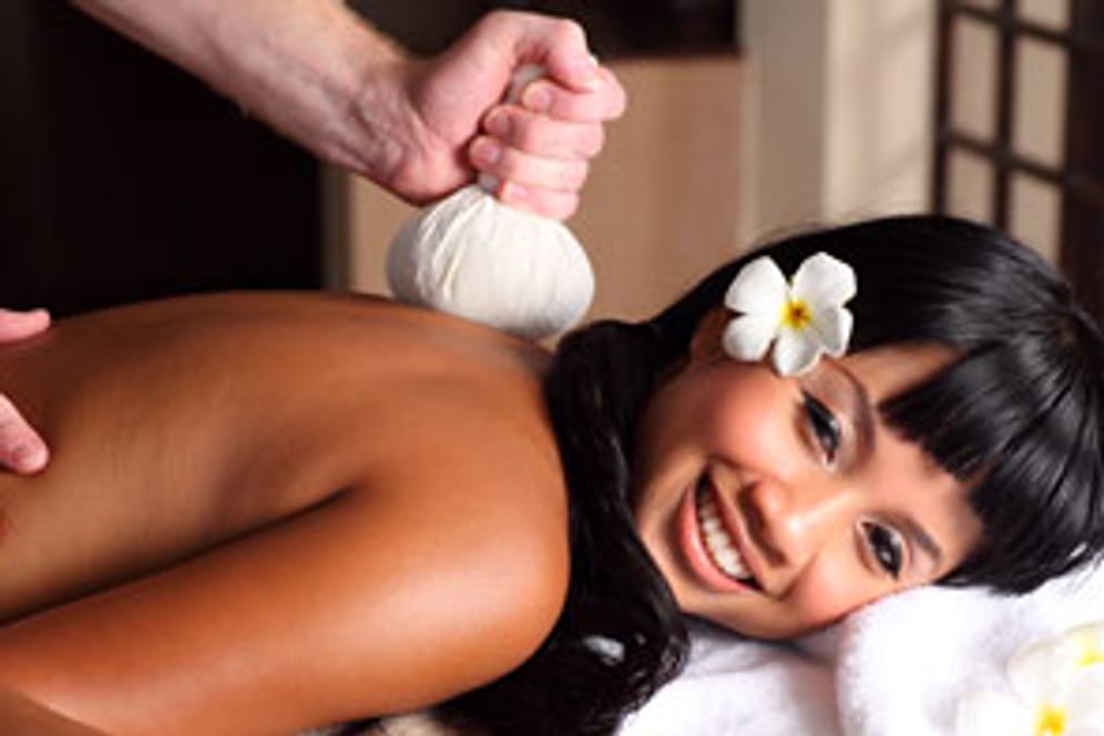 Die Thai-Massage „Nuad Phaen Boran“ bedeutet soviel wie „uralte heilsame Berührung“.