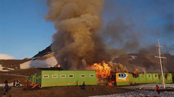 Nach einer Explosion brennt eine Militär- und Forschungsstation in der Antarktis