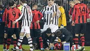 Eintracht-Spieler Schwegler wurde von Kassenrolle am Kopf getroffen.