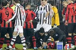 Eintracht-Spieler Schwegler wurde von Kassenrolle am Kopf getroffen.