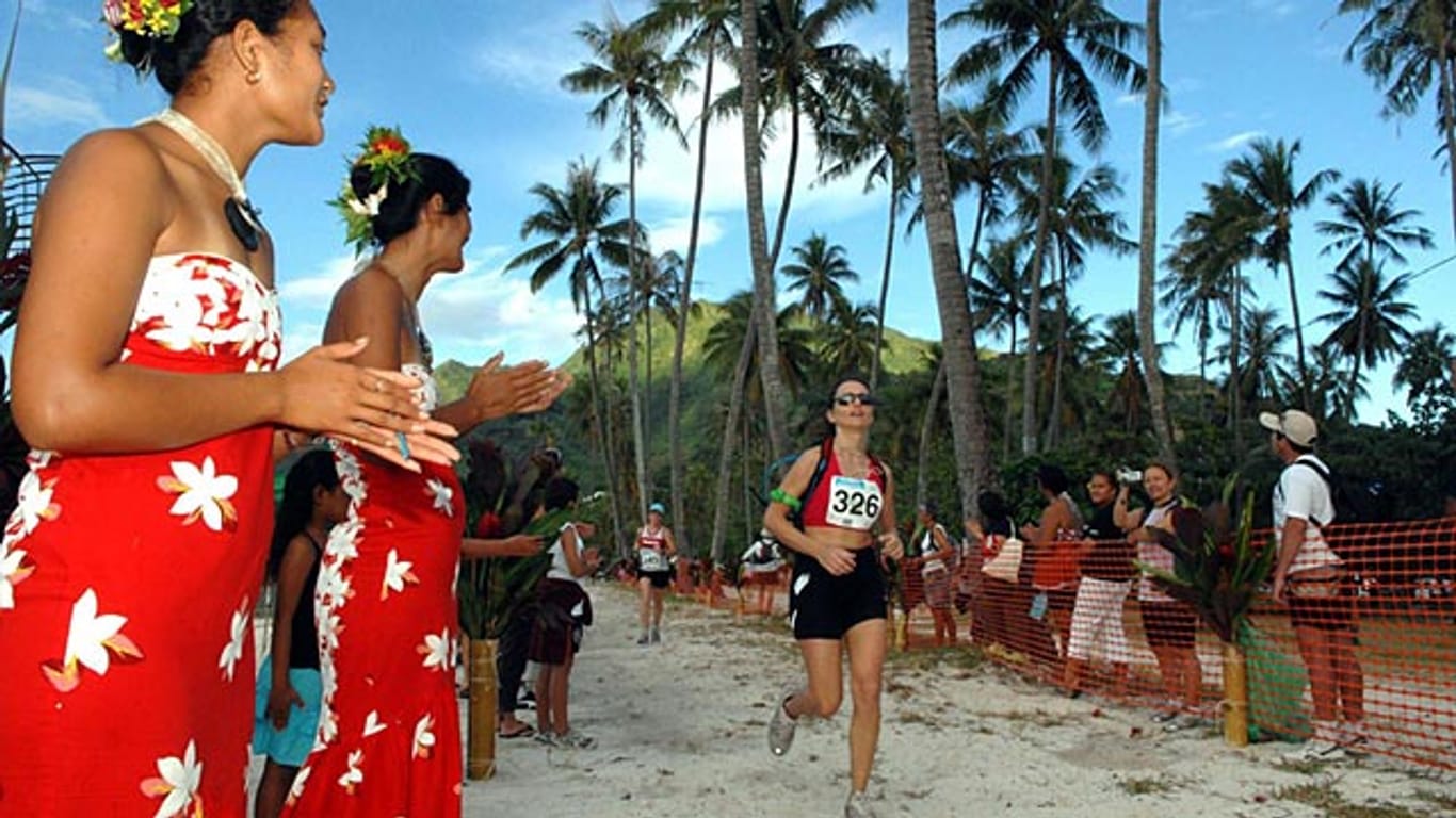 Auf der Insel Moorea laufen Hunderte beim 24. Tahiti Moorea Marathon mit.