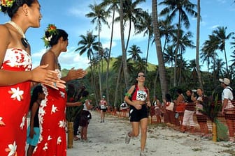 Auf der Insel Moorea laufen Hunderte beim 24. Tahiti Moorea Marathon mit.