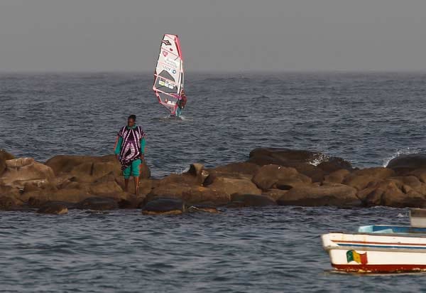 Atlantik-Überquerung auf dem Surfbrett: Hebert vor der Küste von Dakar.