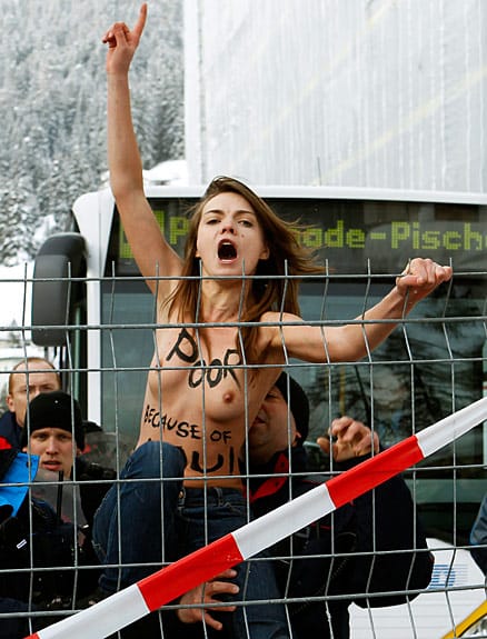 Eine junge FEMEN Aktivistin wird in der Schweiz von Polizisten zurückgehalten. Eine junge FEMEN Aktivistin wird in der Schweiz von Polizisten zurückgehalten.