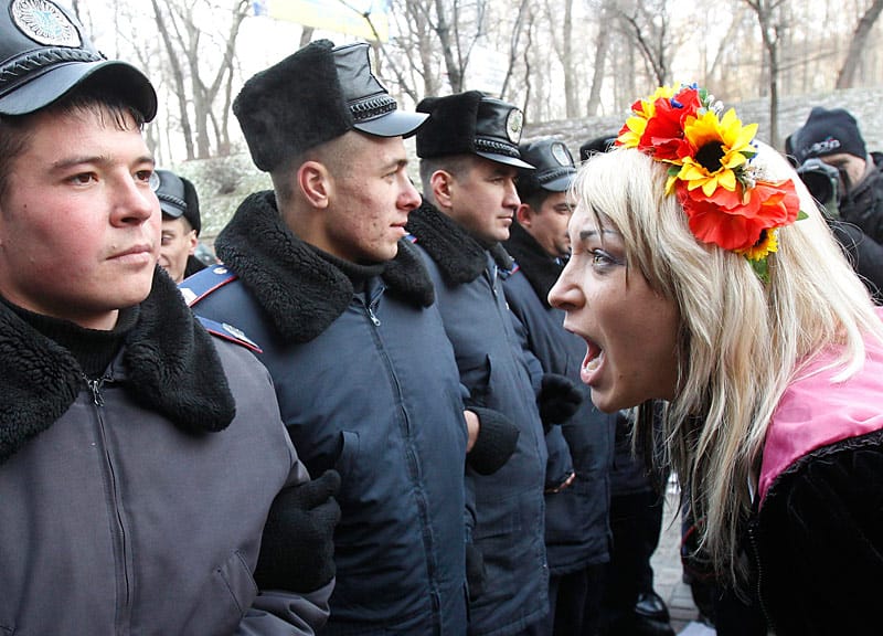 Das Bild vom 13. Dezember 2010 zeigt eine Aktivistin, die während einer Kundgebung vor dem Parlamentsgebäude lautstark mit ukrainischen Polizeibeamten diskutiert. Das Bild vom 13. Dezember 2010 zeigt eine Aktivistin, die während einer Kundgebung vor dem Parlamentsgebäude lautstark mit ukrainischen Polizeibeamten diskutiert.