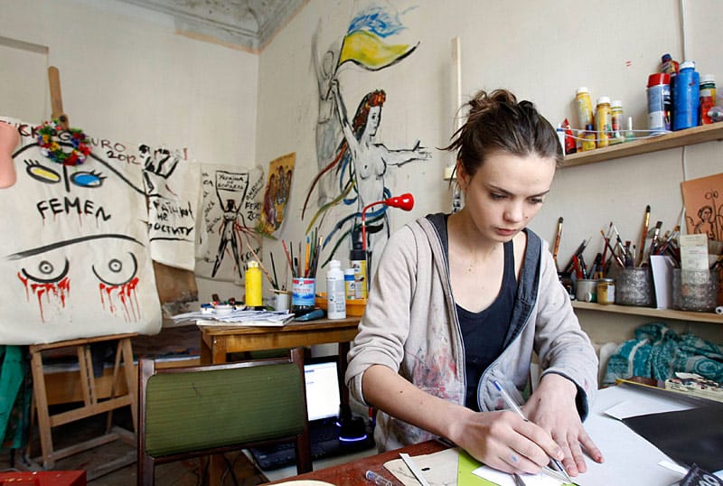 Die Künstlerin Oksana Shachko ist eines der Gründungsmitglieder von FEMEN und lebt in Kiew. Die Künstlerin Oksana Shachko ist eines der Gründungsmitglieder von FEMEN und lebt in Kiew.