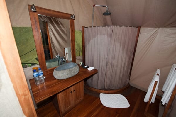 Jedes Zelt hat ein eigenes elegant und praktisch eingerichtetes Badezimmer.