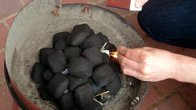 Verwenden Sie Grillanzünder, um Holzkohle anzuzünden