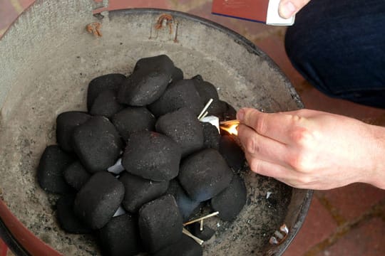 Verwenden Sie Grillanzünder, um Holzkohle anzuzünden