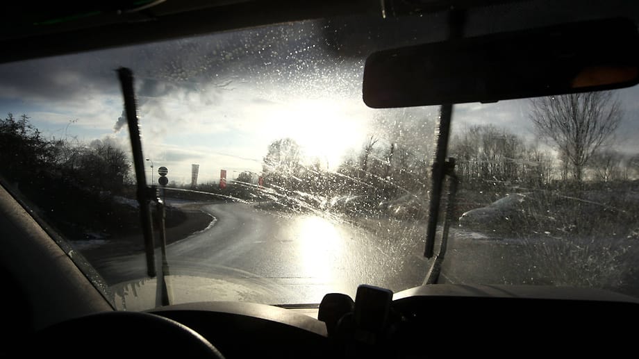 Scheibenwischer: Spätestens wenn es schliert, sollte man aktiv werden Scheibenwischer: Spätestens wenn es schliert, sollte man aktiv werden