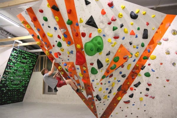 Bouldern in der Kletterhalle: Überhänge und kleine Griffe.