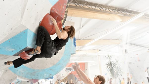 Bouldern in der Kletterhalle.