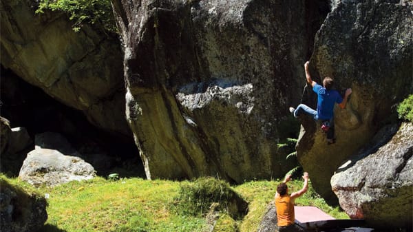 Trendsport Bouldern: Dropzone mit Crashpad und Spotter.